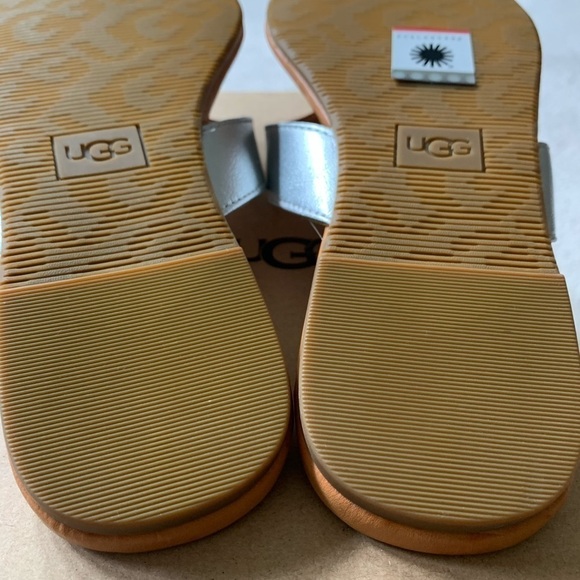 UGG TUOLUMNE  Silver Leather Sandal, size 7 - Picture 13 of 15